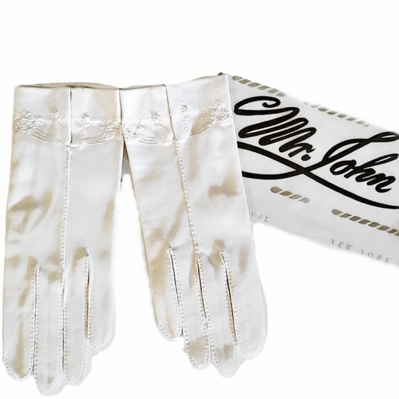 Mr John Vintage Accessories - Unworn 1950s True Vintage White Wrist Length Fabric Designer Gloves With Flowers